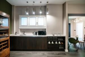 科莫In Centro Luxury Rooms的厨房配有水槽和台面