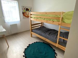 基伯龙LOGEMENT en rdc Port Haliguen的卧室配有两张双层床和地毯。