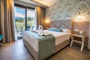 克里斯阿穆迪亚VERANO LUXURY STUDIOS的酒店客房设有一张床和一个阳台。
