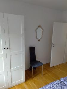 巴特洪内夫Ruhige zentrale Lage in Bad Honnef的一张黑色椅子,坐在一个带镜子的房间