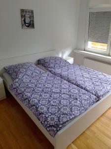 巴特洪内夫Ruhige zentrale Lage in Bad Honnef的卧室内的一张带紫色棉被的床