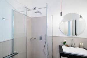 科莫In Centro Luxury Rooms的带淋浴、盥洗盆和镜子的浴室