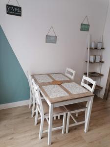 布拉西厄Les Marguerites, maison proche de Chambord的用餐室内的白色桌椅
