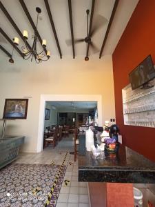 梅里达Hotel Las Monjas的一间厨房和用餐室,拥有红色和黄色的墙壁