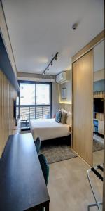 圣保罗Roomo Vila Mariana Ejoy的酒店客房带一张床和一间卧室