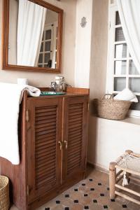 索维拉里亚德里昂莫加多尔的一间带木制橱柜和镜子的浴室