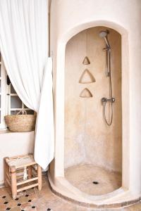索维拉里亚德里昂莫加多尔的带淋浴和浴帘的浴室