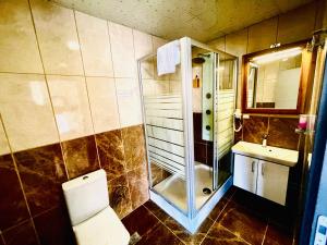 安塔利亚Ale Park Hotel Apartments的带淋浴、卫生间和盥洗盆的浴室