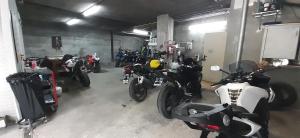 圣卡特琳娜瓦尔夫Confinale的停放在车库里的一群摩托车