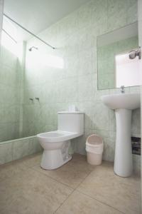 利马Hostal Sueños Breña的一间带卫生间、水槽和镜子的浴室