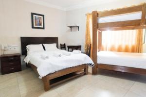 利马Hostal Sueños Breña的一间卧室配有两张床和一张双层床。