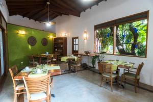 伊利亚贝拉Guest House Ilha Splendor的一间在房间内配有桌椅的餐厅