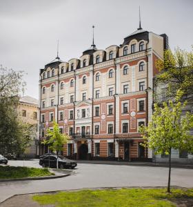 基辅珀德尔广场酒店的一座拥有许多窗户的大型建筑