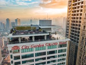 马尼拉City Garden Grand Hotel的一座城市花园大酒店,位于一座建筑的顶部