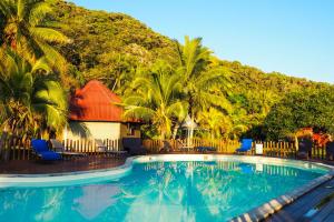 利富岛Hotel Oasis de Kiamu的棕榈树度假村前的游泳池