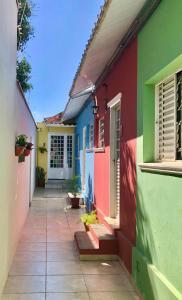皮拉西卡巴Casa com ótima localização的一排色彩缤纷的房屋,有一条小路