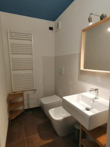 蒙多维Albergo della Posta的一间带水槽、卫生间和镜子的浴室