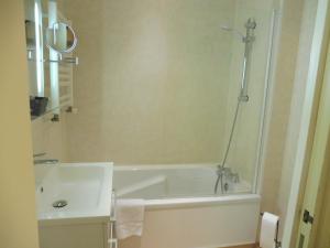Limeray洛内旅馆的带浴缸和盥洗盆的浴室