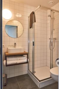 Avenhorn维拉格罗特酒店的带淋浴和盥洗盆的浴室
