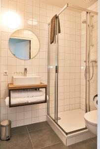 Avenhorn维拉格罗特酒店的一间带水槽和淋浴的浴室
