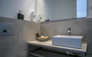古瓦伊Anfi Suites的一间带水槽和镜子的浴室
