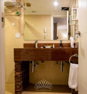 亚的斯亚贝巴The Grand Palace Hotel的一间带水槽和大镜子的浴室