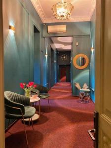 敖德萨Lift Hotel Boutique的走廊上设有椅子、桌子和镜子