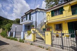萨沃纳Ca' de Paggia的黄色和白色的房子,带围栏