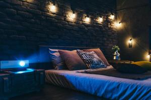 尼古拉耶夫Лофт студия с панорамной террасой的一间卧室配有一张灯光床