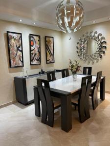 卡萨布兰卡Appartement de luxe的一间带桌椅和镜子的用餐室