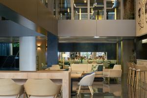 萨拉戈萨萨拉戈萨中心文奇酒店的大楼内带桌椅的餐厅