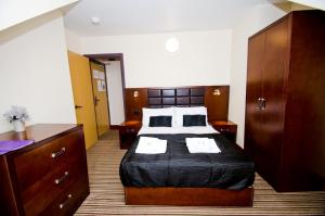 谢菲尔德William's Hillsborough Apartments的配有一张床和一张书桌的酒店客房