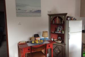 FânzeresCasa Isabel 2 bedroom apartment near Porto的冰箱旁的桌子上放着一碗水果