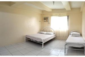 巴科洛德OYO 800 Ddd Habitat Dormtel Bacolod的一间医院间,设有两张床和窗户