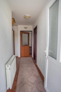扎布利亚克Apartments Dedeic的一间空房间,有门和走廊