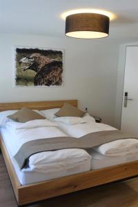 GuttannenHotel Bären Guttannen的卧室配有一张挂在墙上的床铺