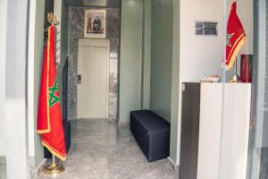 达赫拉Hotel Dakhla Ville的走廊上,房间有两个旗帜