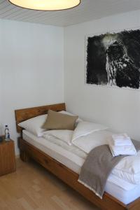 GuttannenHotel Bären Guttannen的一间卧室配有一张壁画床
