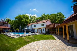 卡瓦达尔奇Villa Ruma Dabnishte的一个带游泳池和房子的后院