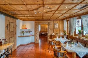 伊施格尔Gasthof Alt Paznaun的餐厅设有木制天花板和桌椅