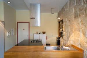 波尔图RIBEIRA by YoursPorto的厨房设有水槽和砖墙