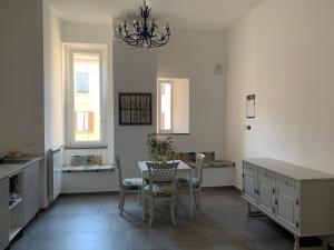 那不勒斯Specchio di Parthenope B&B的厨房配有桌椅和吊灯。