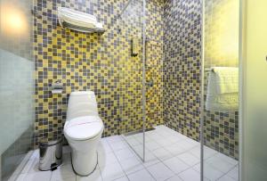 高雄NL概念商旅的一间带卫生间和玻璃淋浴间的浴室