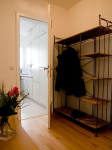 巴登-巴登玛丽亚维多利亚公寓酒店的一间设有门的房间和一间带衣柜的房间