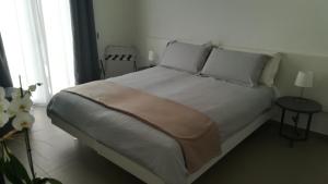 马尔萨拉Casa Umeli的卧室配有一张带两个枕头的大白色床
