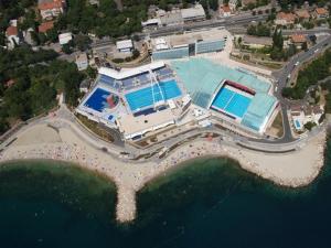 里耶卡APARTMAN BORGO MARINA - by the sea的享有大楼空中景致,设有2个游泳池