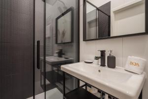 布达佩斯A13- Boutique Apartments, Best Location, by BQA的浴室配有白色水槽和淋浴。