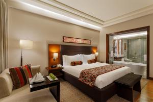 古尔冈Crowne Plaza Today Gurugram, an IHG Hotel的酒店客房配有一张床和浴缸。