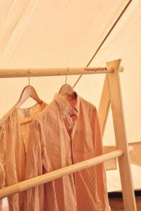 坎特伯雷The Quaives - Cottages & Glamping的挂在帐篷架上的衬衫