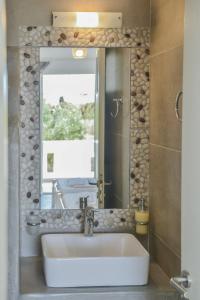 纳克索乔拉Sunshine的一间带水槽和镜子的浴室